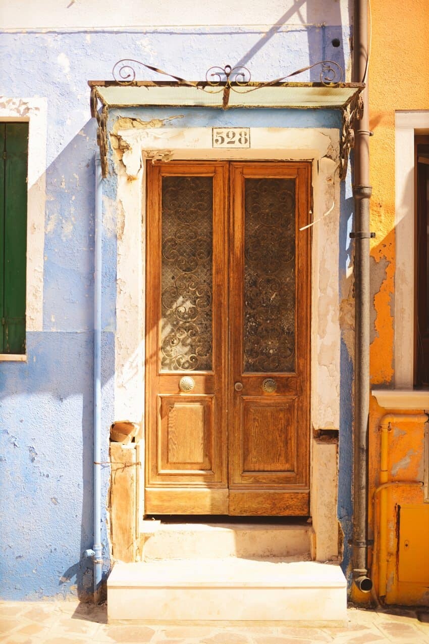 Burano, Italy just a short ferry ride from Venice - Photography by The Wandering Lens Lisa Michele Burns