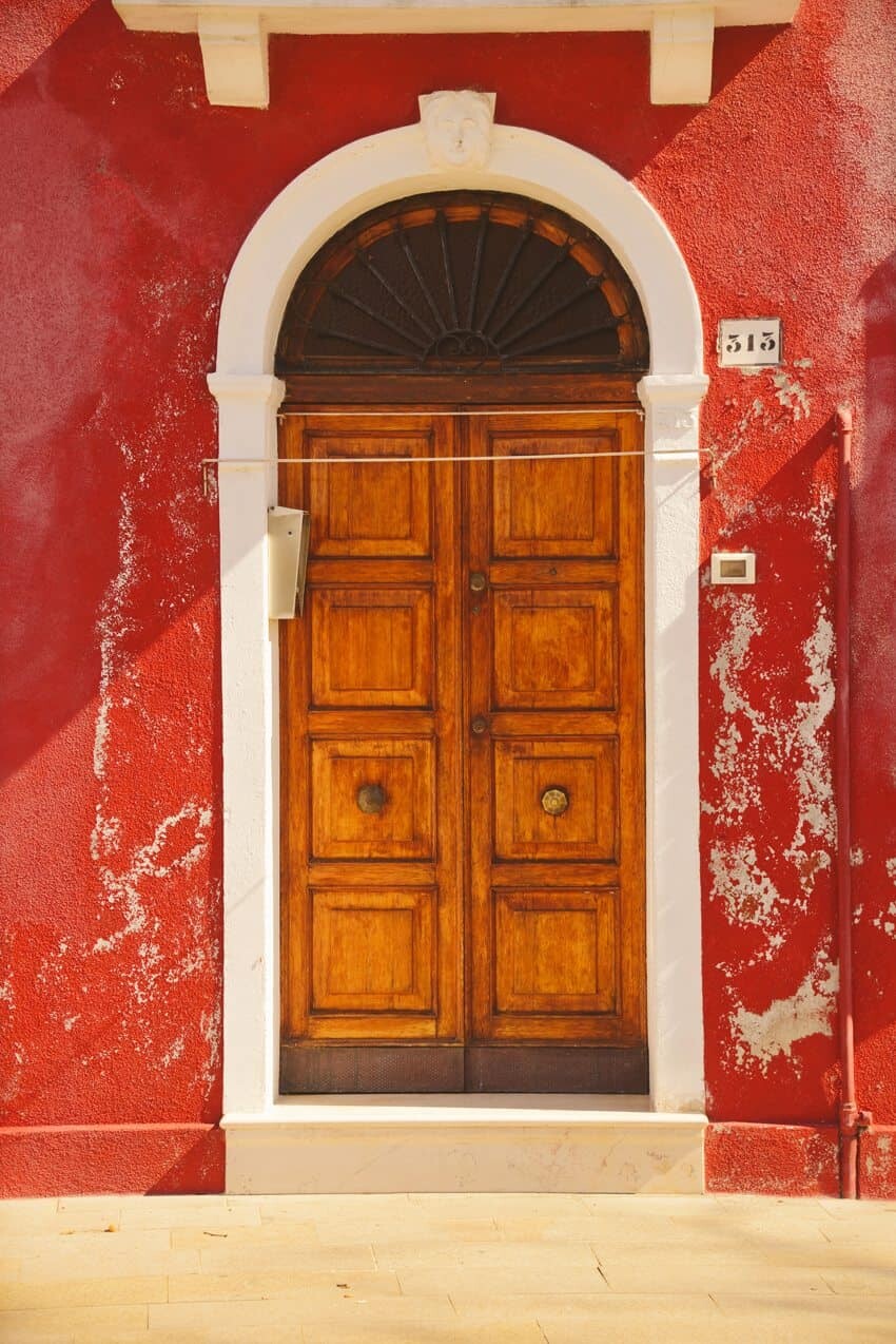 Burano, Italy a colourful village just a short ferry from Venice - Photography by The Wandering Lens Lisa Michele Burns www.thewanderinglens.com