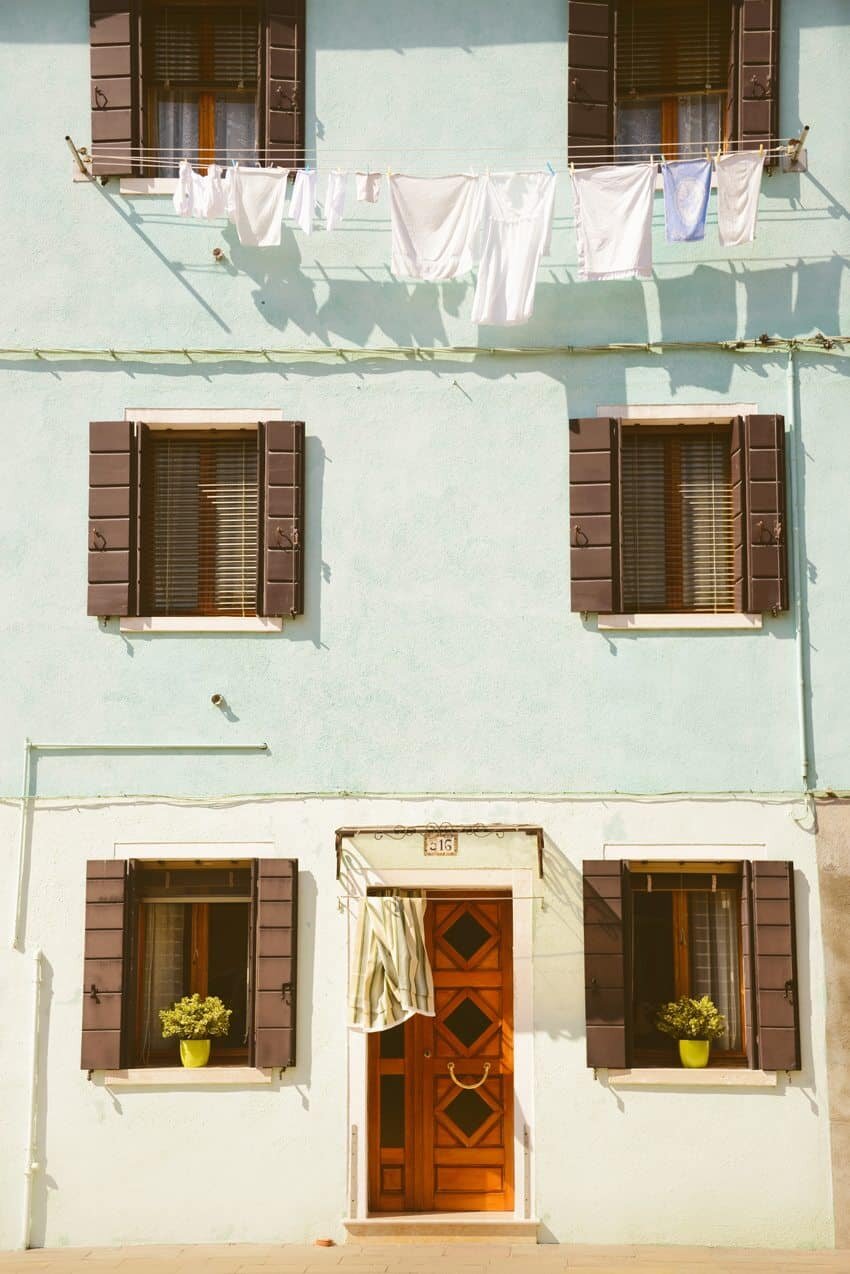 Burano, Italy a colourful village just a short ferry from Venice - Photography by The Wandering Lens Lisa Michele Burns www.thewanderinglens.com