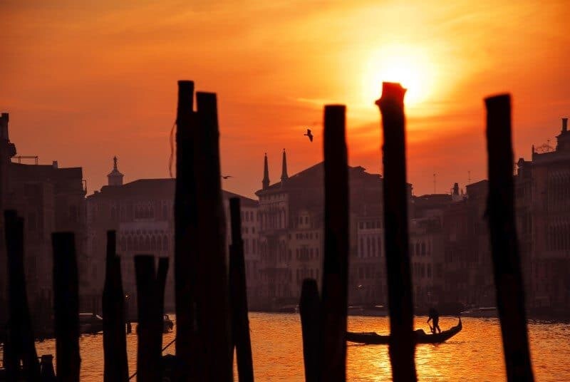 Venice Carnival Photos by The Wandering Lens www.thewanderinglens.com