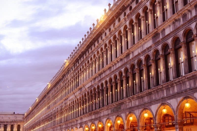 Venice Carnival Photos by The Wandering Lens www.thewanderinglens.com