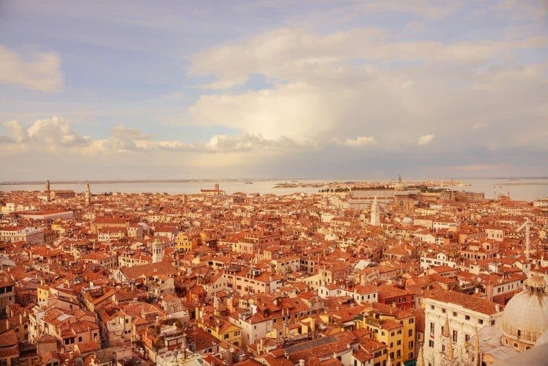 Venice Carnival Photos by The Wandering Lens www.thewanderinglens.com