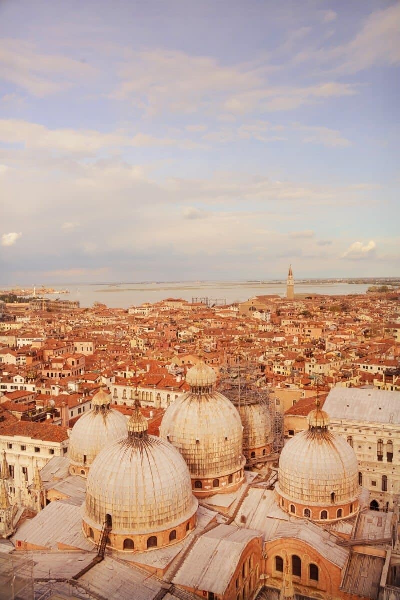 Venice Carnival Photos by The Wandering Lens www.thewanderinglens.com