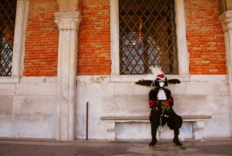 Venice Carnival Photos by The Wandering Lens www.thewanderinglens.com