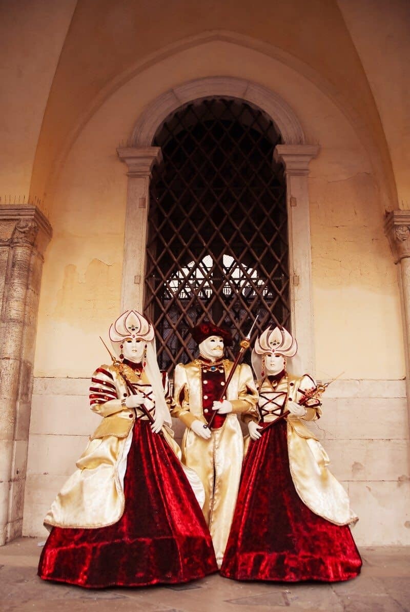 Venice Carnival Photos by The Wandering Lens www.thewanderinglens.com