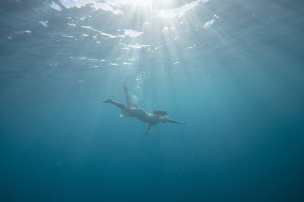 Underwater Photography Great Barrier Reef, model in white dress dancing underwater, photography by Lisa Michele Burns