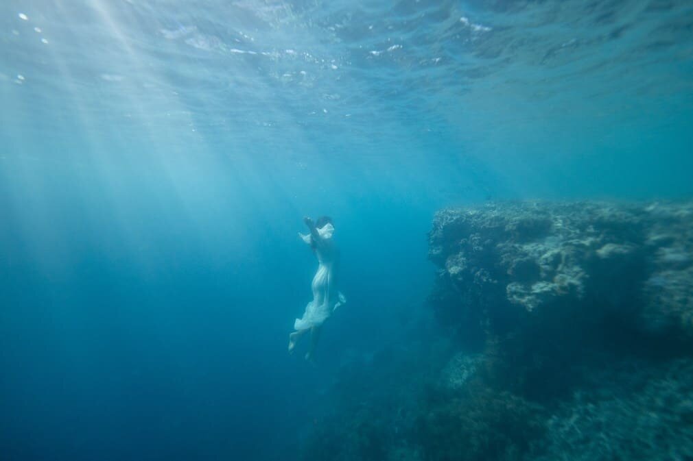 Underwater Photography Great Barrier Reef, model in white dress dancing underwater, photography by Lisa Michele Burns