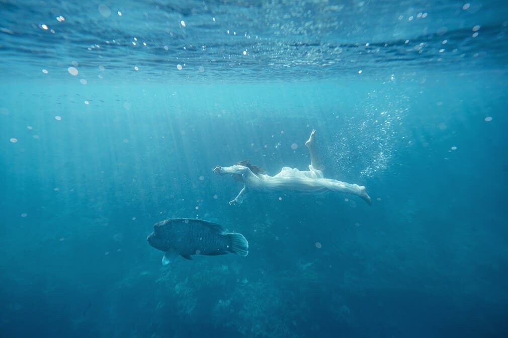 Underwater Photography Great Barrier Reef, model in white dress dancing underwater, photography by Lisa Michele Burns